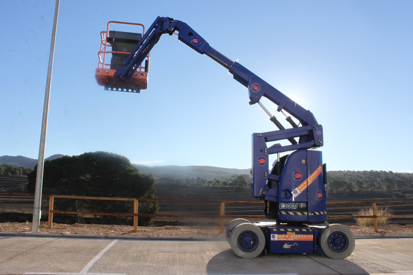 Plataforma articulada eléctrica E300AJP