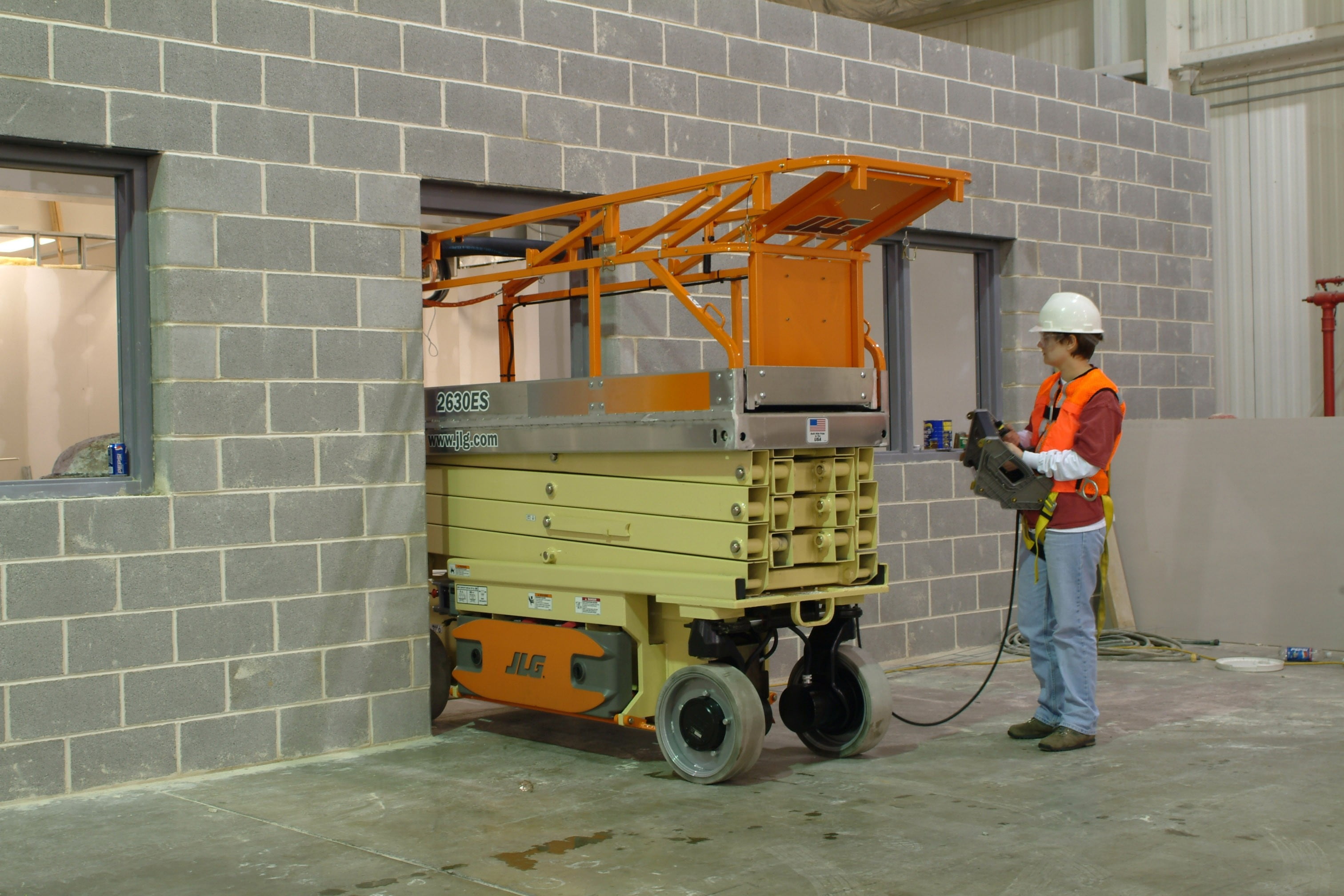 Plataforma tijera eléctrica Modelo JLG 2630ES Altura de trabajo de 10m (2)