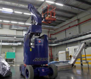 Plataforma articulada electrica JLG E300AJP altura de trabajo de 11m